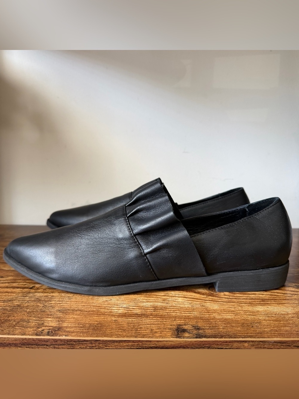 Bueno Burcu Black Leather Ruffle Loafer Flats Womens EU 39 US 8.5 / 9